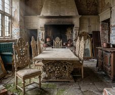 Very nice table with 8 chairs