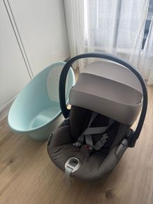 baby car seat + shnuggle bath tub (Cybex Cloud Z Infant Car Seat )