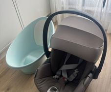 baby car seat + shnuggle bath tub (Cybex Cloud Z Infant Car Seat )