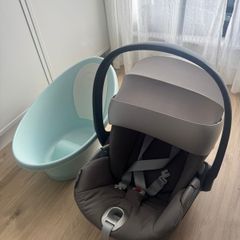 baby car seat + shnuggle bath tub (Cybex Cloud Z Infant Car Seat )