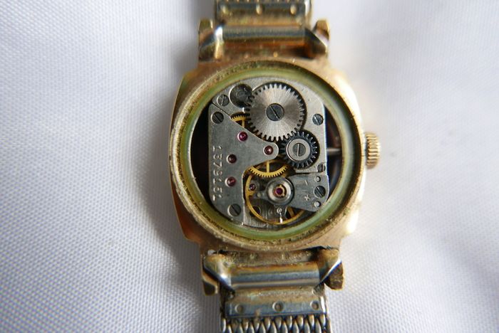 Vintage SEKONDA 1960/70s ladies wristwatch . Original Soviet production. Dial finished in burgundy and gold with black Roman numerals. Hand winding in full working order. Face showing 17 Jewels USSR. First class movement