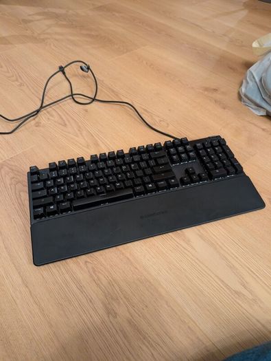 Steelseries Apex 5 (Hybrid Mechanical Switches)