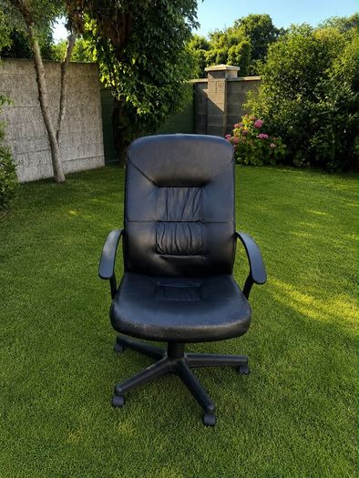 Free black office swivel chair