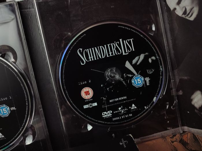 Schindlers List ! DVD ! 2-Disc Edition ! by Stephen Spilberg ! Academy Award Winner for Best Picture ! 2004 !