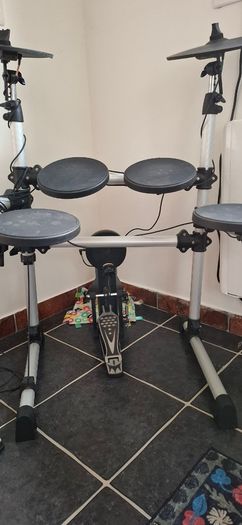 Electronic drum kit