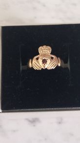 9ct gold claddagh ring with garnet stone  - size P