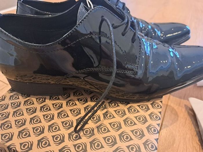 Black Shiny Shoes (Size 9) (Thomas Crick)