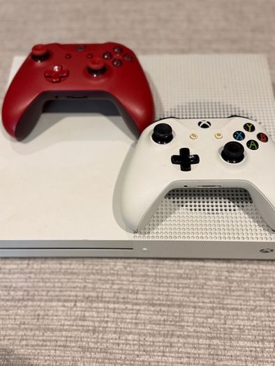 Xbox One S (White) + 2 Controllers