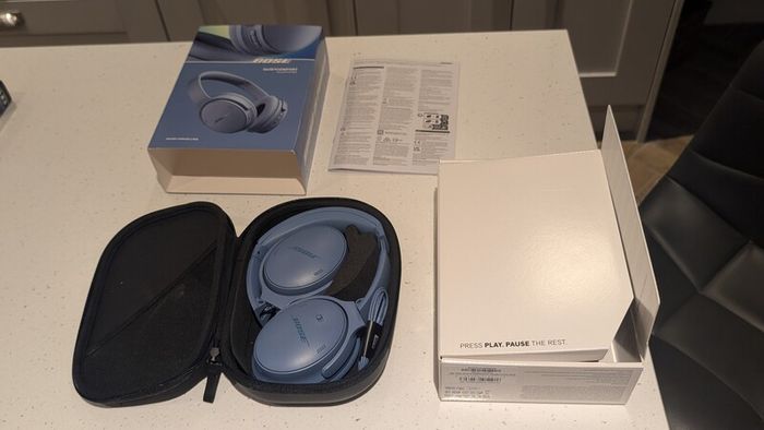 As new - Bose quietcomfort with hard case
