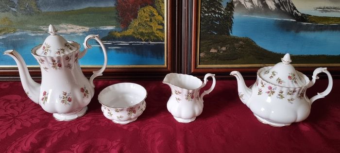 92 Pc. Royal Albert Winsome Bone China Gold Gilt Dinner, Coffee And Tea Service / Set For 12 Person Setting Made In England