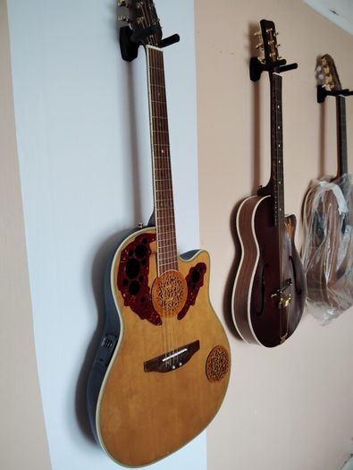 semi acoustic guitar