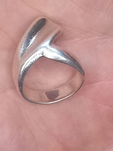 Vintage jewelry is sold individually for 5 to 10 euros