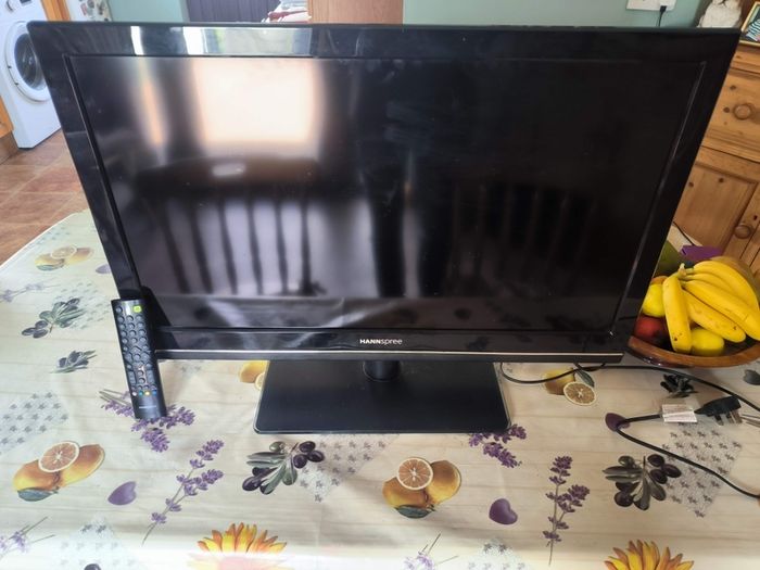 Hanspree 32" LCD TV. Usb & Hdmi (model SL32UMNBEEBBT)