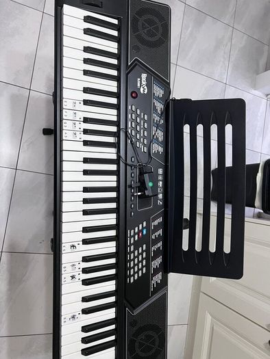 Piano + chair set