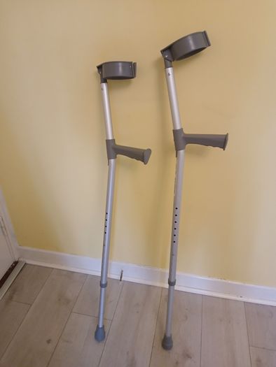 Pair of adult crutches