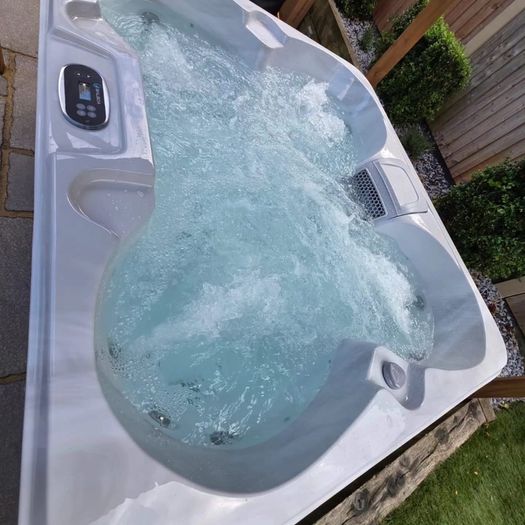Free Delivery on this brand new 4 person hot tub