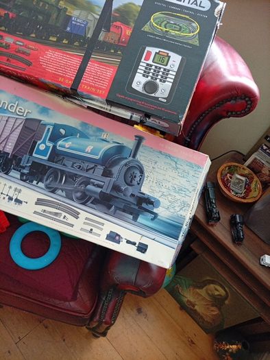 Train sets empty boxes