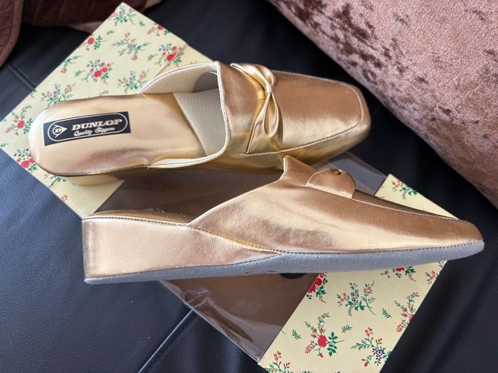 Dunlop gold metallic, low-wedge indoor slippers