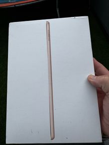 iPad 6 - Pink 32GB (2 of 2)