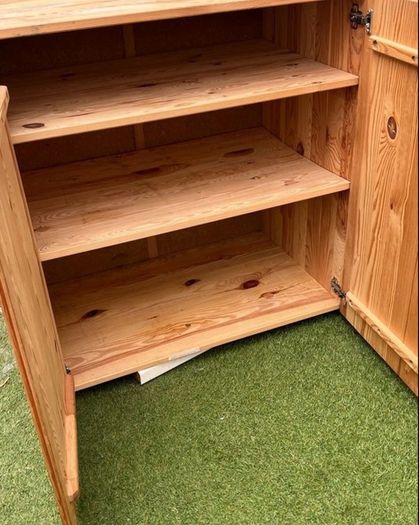 Free cabinet for storage !