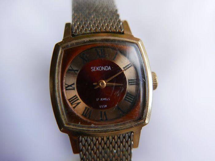 Vintage SEKONDA 1960/70s ladies wristwatch . Original Soviet production. Dial finished in burgundy and gold with black Roman numerals. Hand winding in full working order. Face showing 17 Jewels USSR. First class movement