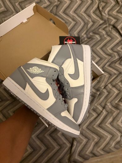 Jordan 1 Mid "Stealth"