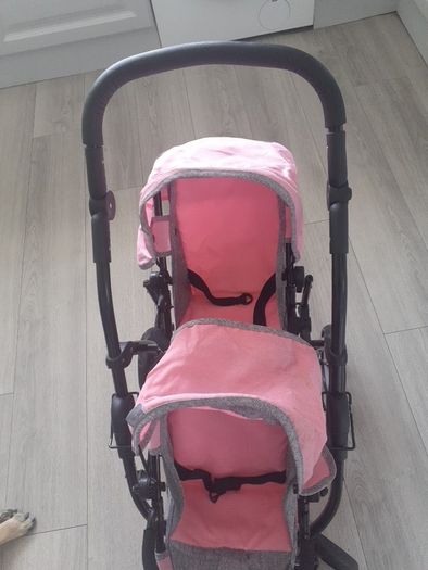 Silver Cross dolls twin buggy  in very good condition 25 euro . Folds down .Comes with 6 small crochet  blankets