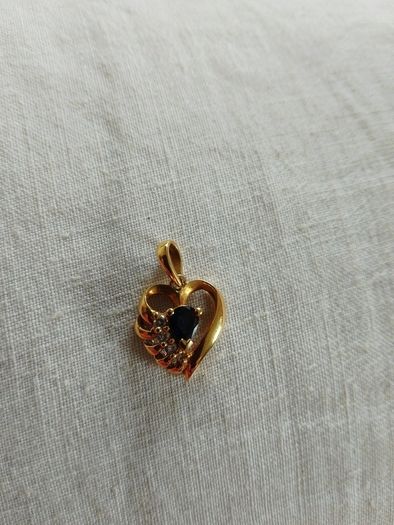 18 CT Gold pendant with Natural Sapphire and  diamonds