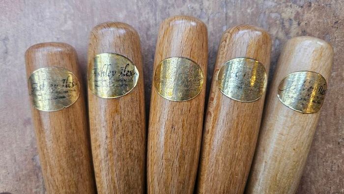 5 Ashley Iles curved carving gouges