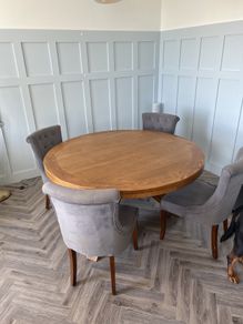 round dining table