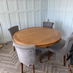 round dining table