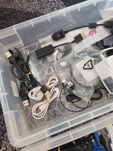 Cables, chargers...all 10e