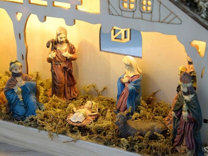 Pre-Lit Christmas Wooden Nativity Scene Decoration Illuminated with 5-LED, 26 cm (FREE POSTAGE)