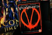 V For Vendetta ! DVD ! 2-Disc Deluxe Edition with Comic ! 2006 ! Starring Natalie Portman !