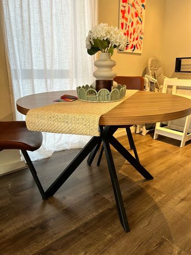 round dining table