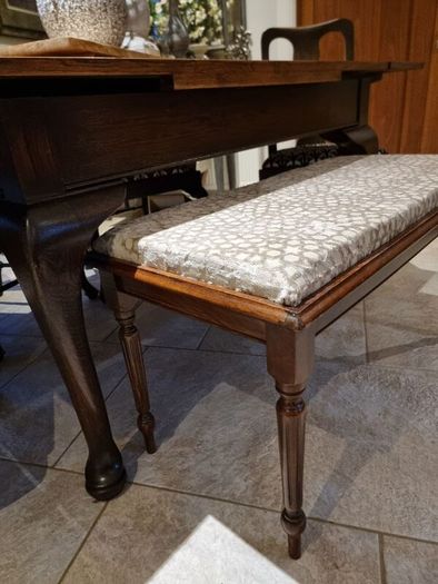 Beautiful Extendable Table, Chairs & Bench
