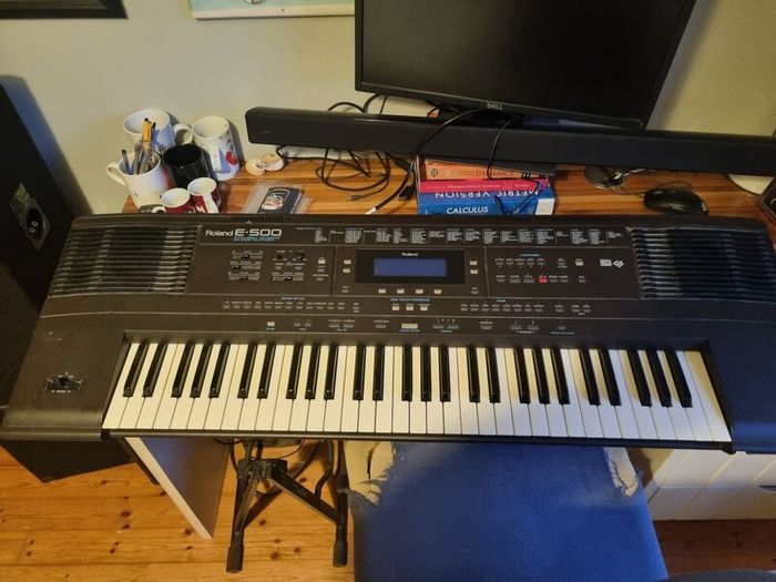 Roland E-500 keyboard