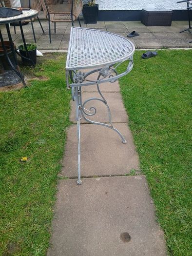 Halfmoon tables