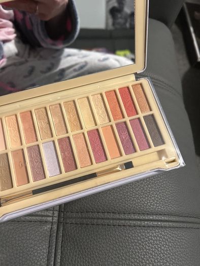 24 colour Nicole miller pallet