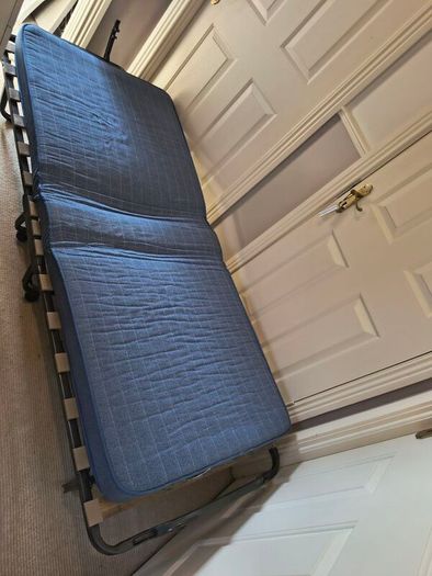 Single foldable guest bed with mattress
