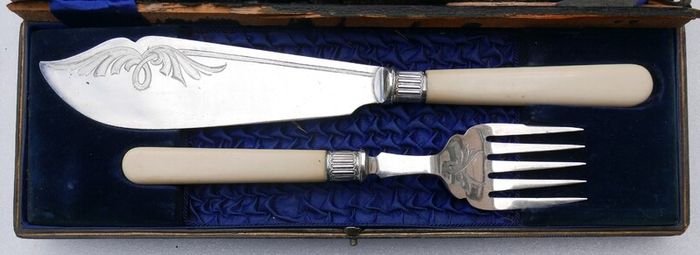 Vintage Art Deco Hallmarked Silver Plated Fish Servers: Sheffield