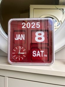 Flip calendar clock