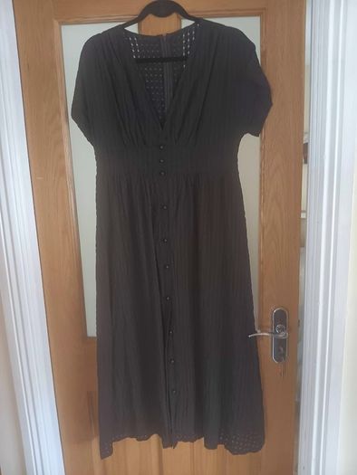 Black Short-Sleeved Midi Dress