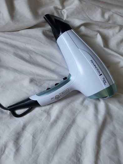 REMINGTON Shine Therapy hair dryer