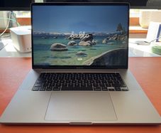 Apple MacBook Pro 15-inch 2020 Intel i7 16GB 256 A2141 Touch Bar - Radeon Pro