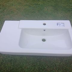 New unused bathroom sinks