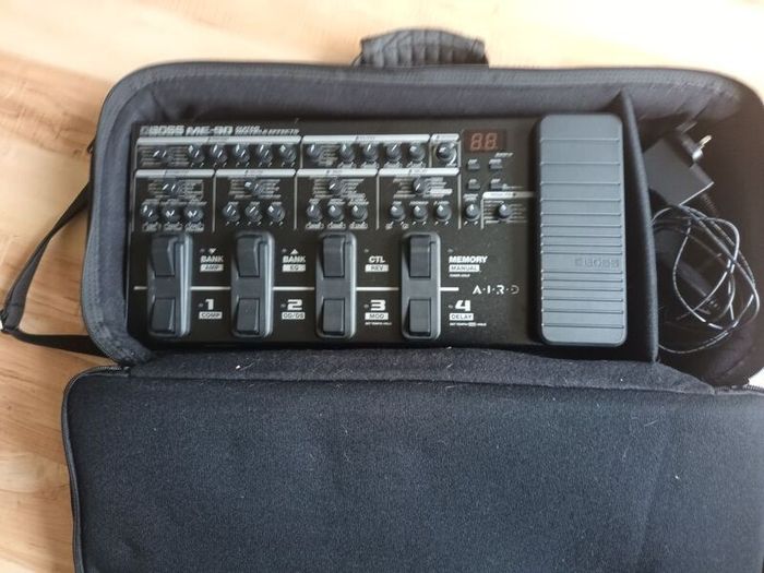 Boss ME-90 effect pedal with bag