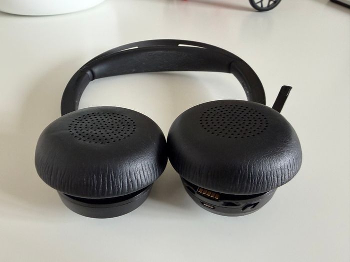 HP Poly Voyager Focus 2 Bluetooth Headset