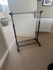 Adjustable clothes rail.
