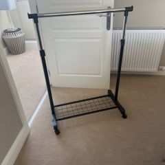 Adjustable clothes rail.